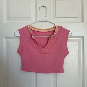 Notched neckline contrast trim crop tee